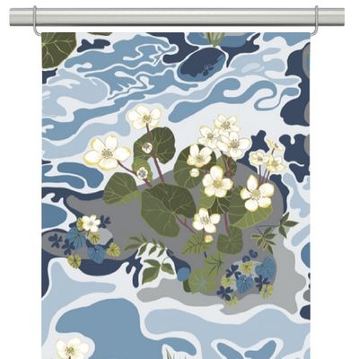 Panelgardiner med vackert motiv av en rinnande bäck med vita blommor och blad från Arvidssons textil