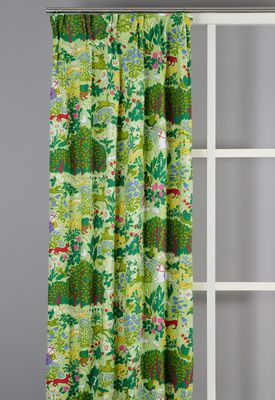 Långa gardiner med Jakten-mönster i gröna toner upphängda i fönster