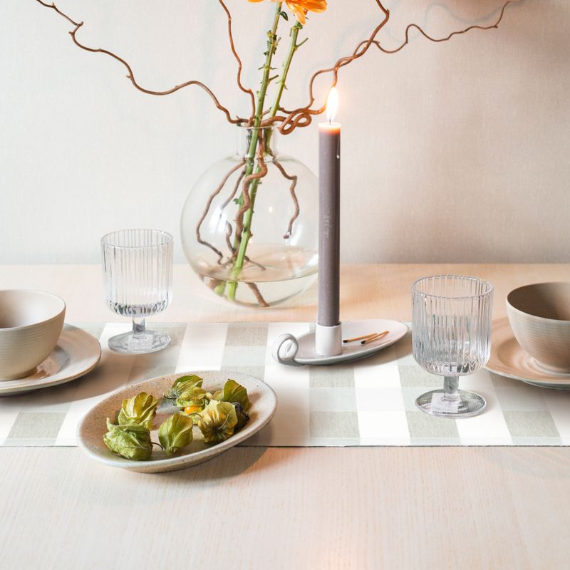 Förvandla ditt bord till en plats av ren enkelhet med vår svensktillverkade bordslöpare. Det rena rutmönstret och de naturliga tonerna är en hyllning till skandinavisk design och hållbarhet, certifierad av GOTS.