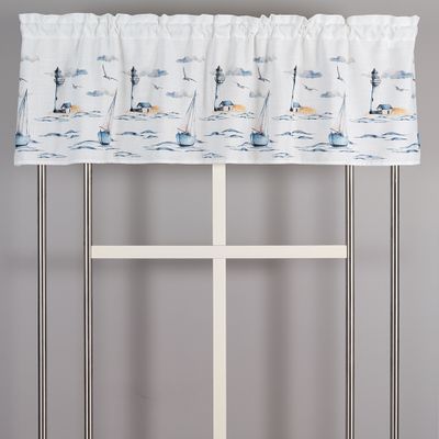 Marin kanalkappa Segla upphängd i fönster med kanal och kustinspirerat mönster