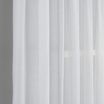 Närbild på det vita transparenta tyget i Madison gardin, visar den tunna strukturen och lätta genomskinligheten
