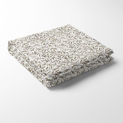 Vikt bordsduk Ester beige med klassiskt bladmotiv i beige, liggande på vit bakgrund