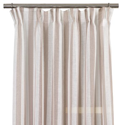 Närbild på Disa gardin med breda beige och vita ränder i skir väv