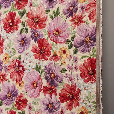 Detaljvy av Elizabeth gobeläng som visar den kraftiga väven och blommotivets färger.