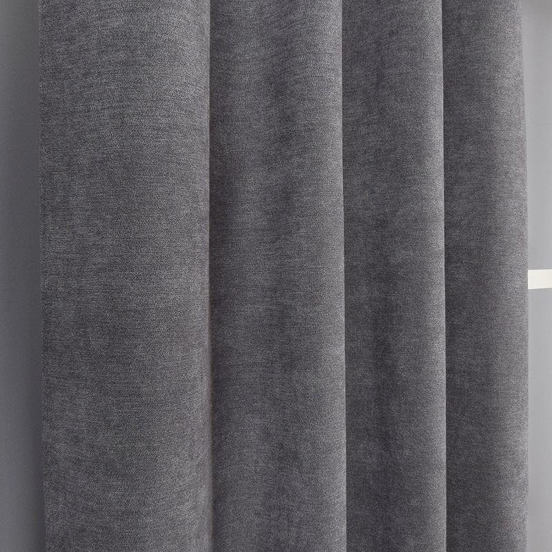 Grå-färgade Grammont gardiner som erbjuder en lätt ljusdämpning, perfekt för att skapa en harmonisk känsla i inredningen.