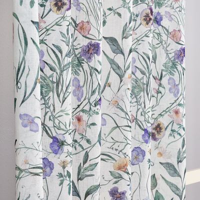 Närbild av Viola offwhite gardin med handmålade violer och gröna blad på ljus botten