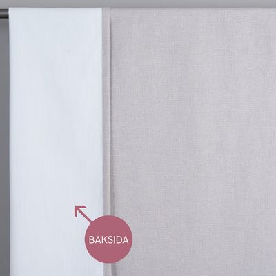 Ljusgrå mörkläggningsgardin Cru dubbelbredd med vit baksida för effektiv mörkläggning
