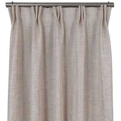 Gardin Arcadia i beige tyg sedd framifrån med mjuka veck på gardinstång.