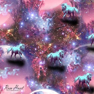 Digitaltryckt trikå med enhörningar och lila rymd bakgrund.
