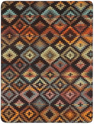 Filt med etniskt mönster i varma färger som rost, beige och blått.