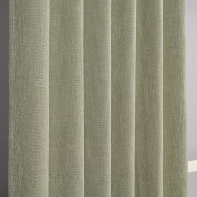 Närbild på tygstrukturen i James gardin, med linne-look i ljusgrön nyans.
