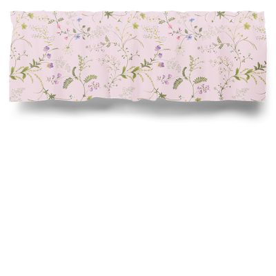 Närbild av gardinkappa i rosa tyg med små blommor och gröna blad i ett tätt mönster