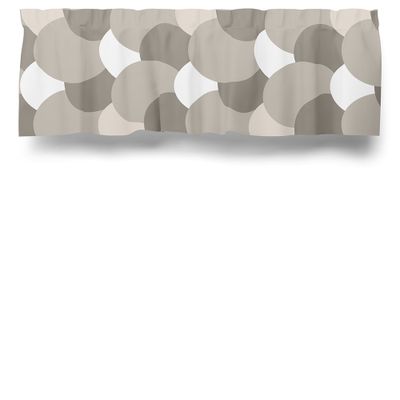 Stilren gardinkappa med grafiskt mönster i toner av beige.
