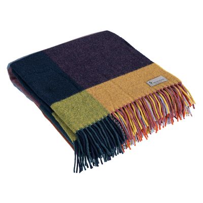 Färgglad pläd med rutmönster och dekorativa fransar