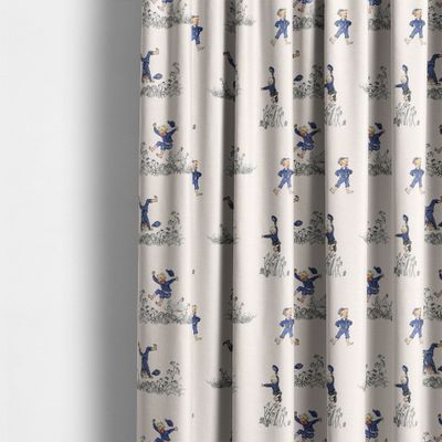 Gardin i Emils Glädjeskutt beige tyg med Emil i Lönneberga-motiv i ljus och mjuk barnrumsmiljö