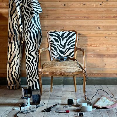 Rokoko fåtölj i zebra mönstrat möbeltyg
