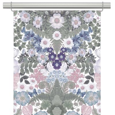 Närbild av panelgardin Fjärilsblom med blommor, fjärilar och blad i mjuka pastellfärger.