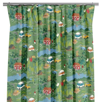 Grön gardin med mönster av skog, sjöar, röda stugor och husvagnar i ett lekfullt naturtema