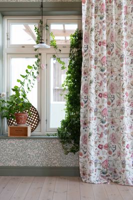 Gardiner romantiskt blomstermönster i akvarellstil upphäng i vardagsrum