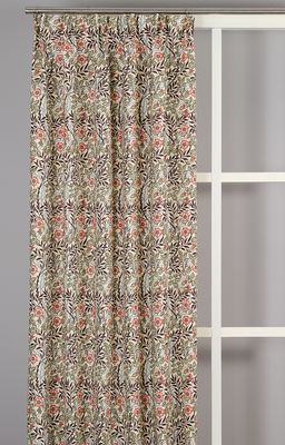 Sweet Flower gardiner upphängda i rum med klassiskt blommönster