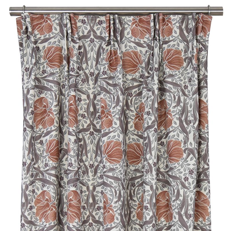 Vackra gardiner med Morris inspirerat mönster med stora blommor och snirkligt mönster i rost och grått.