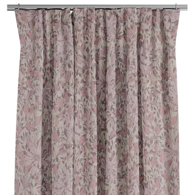 Gardiner med Morris inspirerat mönster med rosa och lila blommor på beige botten.