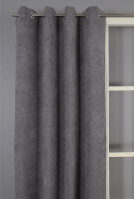 Grå färgade Grammont gardiner, som tillför en diskret och elegant effekt genom att försiktigt minska ljusinsläppet i rummet