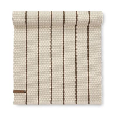 Beige bordslöpare med klassiskt randigt mönster i bruna toner, storlek 35x120 cm.