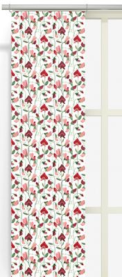 Röda panelgardiner med blomstermönster upphängda i ljust fönster