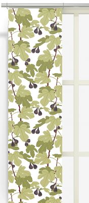 Ljusgrön panelgardin med fikonmönster upphängd framför fönster