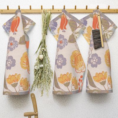 Hållbar kökstextil med färgglada blommor på ekologiskt material, svensk design.