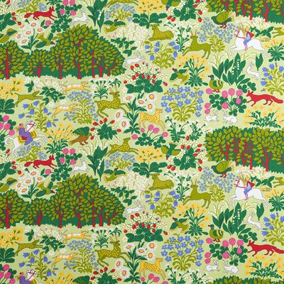 Detaljrikt tyg med skogsmotiv i grönt på ljusgrön botten med djur, växter och blommor