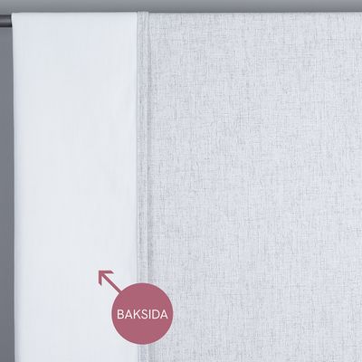 Baksida av ljusgråmelerad mörkläggningsgardin Cru med vit beläggning som minskar ljusinsläpp