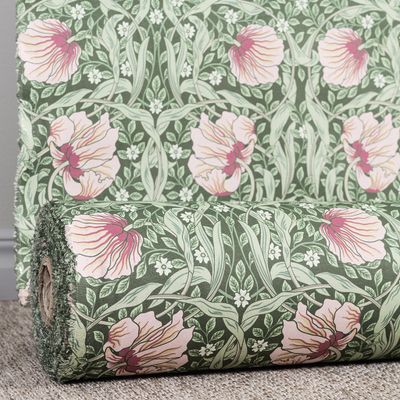 Tygbit med rå kant och blommigt mönster i rosa och grönt