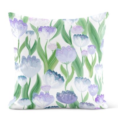 Ljuvligt blå kuddfodral med mjukt blomstermönster i blå och lila nyanser med gröna blad