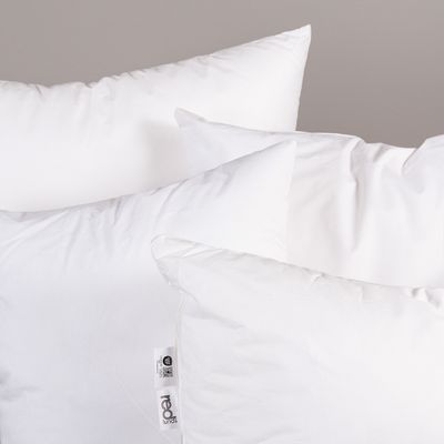 Närbild av vita innerkuddar med slät tygyta och fyllig stoppning