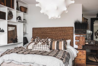 Penelope pläd med rutmönster draperad över säng i jordnära och harmonisk inredning