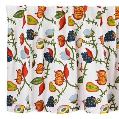 Närbild på Melora gardinkappa med livfullt mönster av röda blommor, gröna rankor och blå bär.