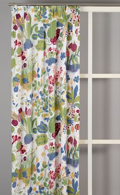 Ailanthus gardiner i vit multi upphängda i rum med färgstarkt växtmönster