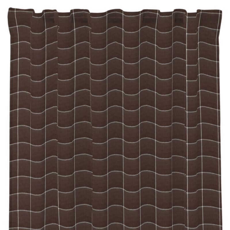 Rutiga bruna gardiner med ett vävt rutmönster i vitt, rutorna är ca 5x5cm