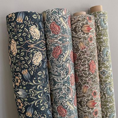 Birds and roses marin tyg