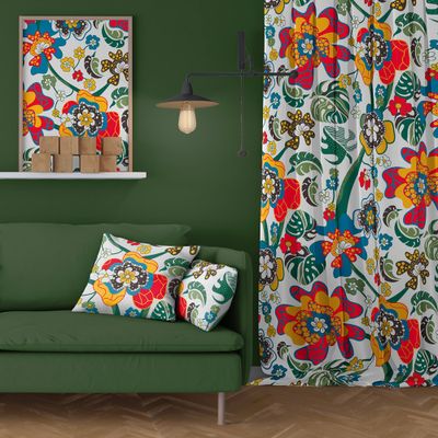 Gardiner med stormönstrat, blommigt, snirkligt mönster i härliga färger. Design av Sari Ahokainen, Finlands svar på Josef Frank