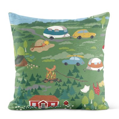 Grönt kuddfodral med lekfullt motiv av husvagn, bilar, tält och natur.