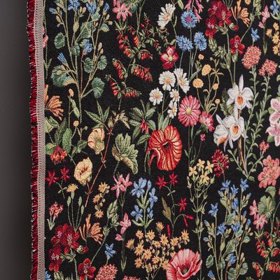 Närbild av Josephine svart gobeläng som visar vävstruktur, blomdetaljer och dekorativ kant.