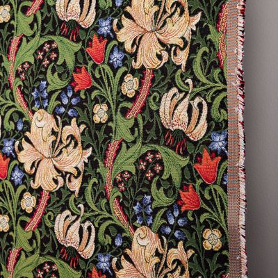 Detaljbild av Verdelis svart gobeläng som visar gobelängväv, färger och tygkant