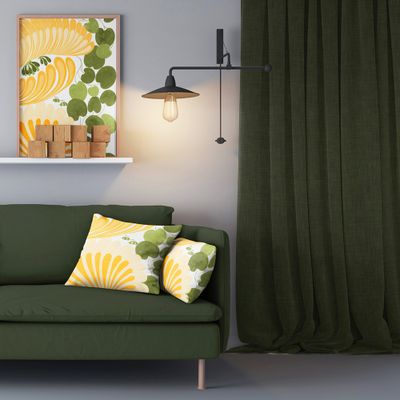 Milo seriens gröna gardiner bredvid en grön soffa med matchande kuddfodral, kompletterade av en väggdekor med gula och gröna motiv.