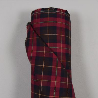 Tartan tyg med rutmönster, visat på rulle för att tydligt visa struktur och färgkombination.