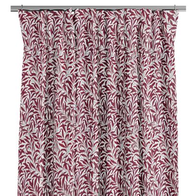 Närbild på Ester vinröd gardin med bladmotiv i vinrött och grått mot offwhite botten.