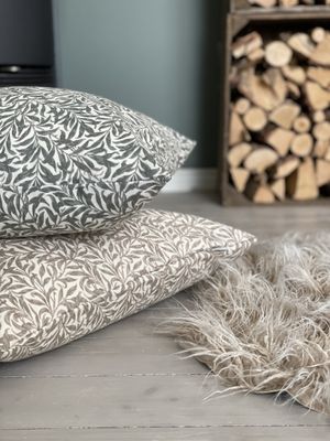 Ramas allmogegrön kuddfodral med kvistar och blad