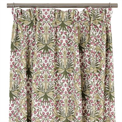 Detaljerad närbild av Willow Bloom gardin med Arts and Crafts-inspirerat mönster i rosa och grönt mot cremefärgad botten.